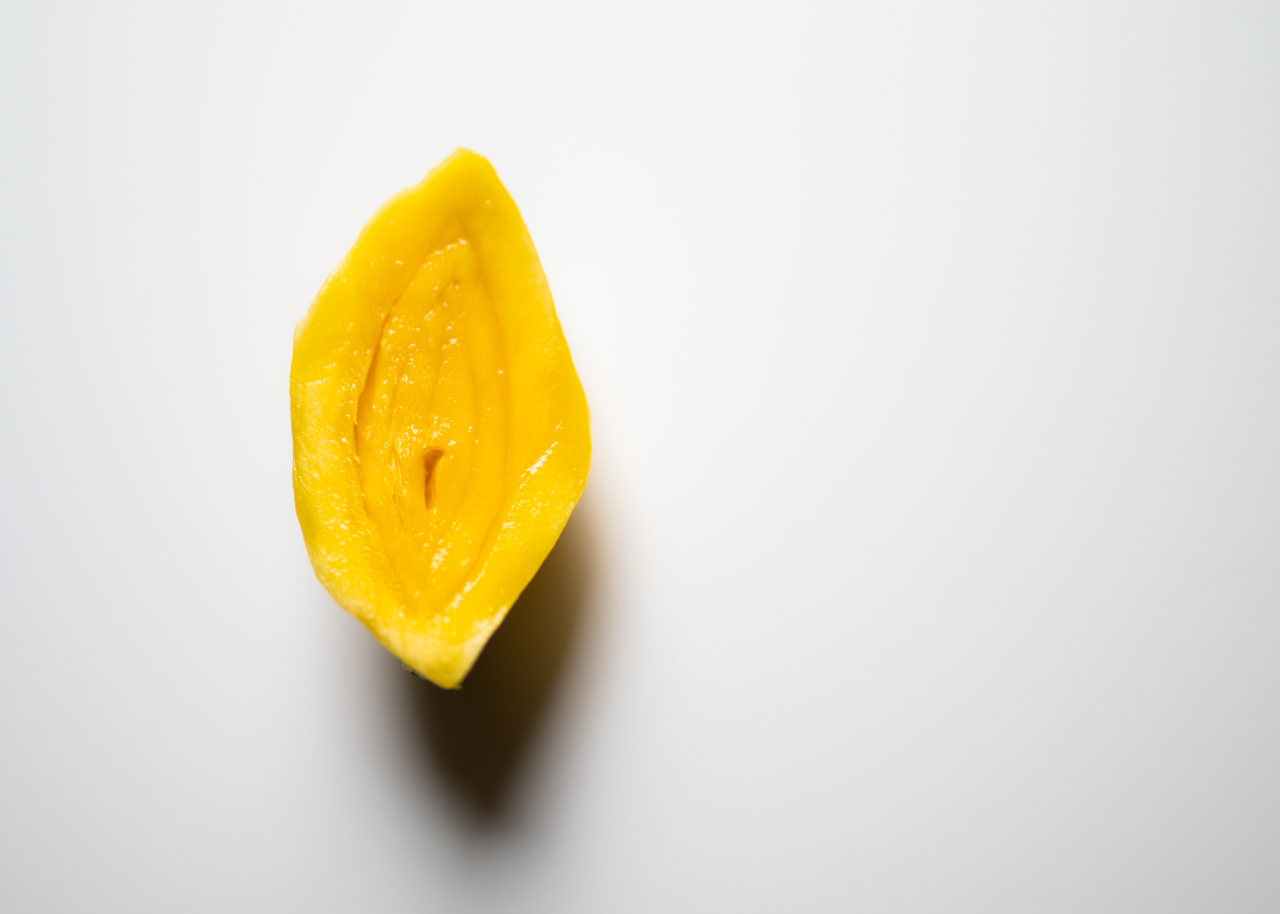 Eine gelbe Frucht, die eine Vagina bzw. Vulva darstellen soll